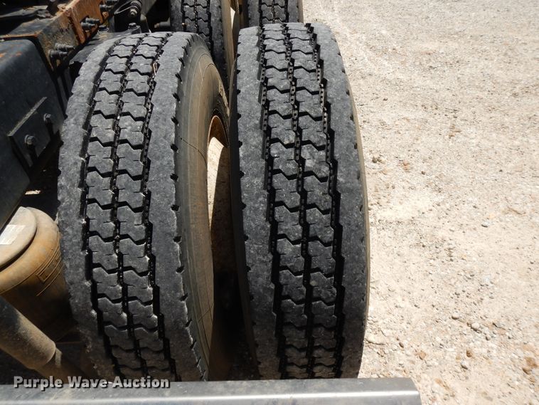 image for item DE5640 2015 Peterbilt 579 semi truck