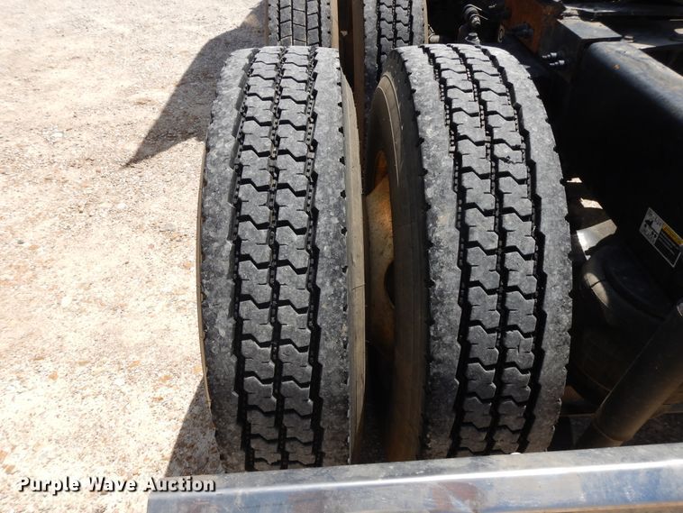 image for item DE5640 2015 Peterbilt 579 semi truck