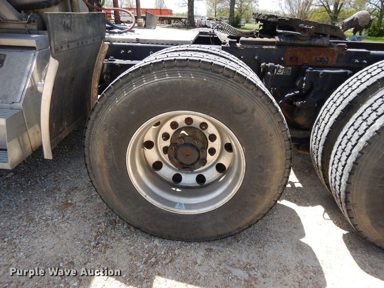 image for item DE5640 2015 Peterbilt 579 semi truck