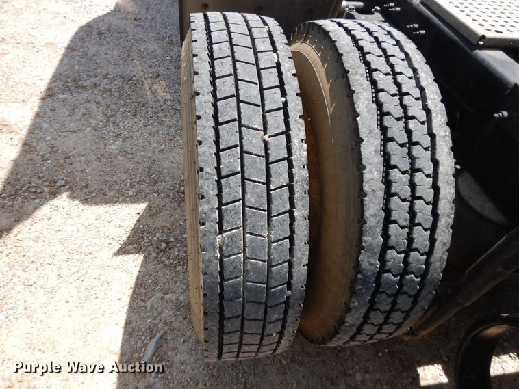 image for item DE5640 2015 Peterbilt 579 semi truck