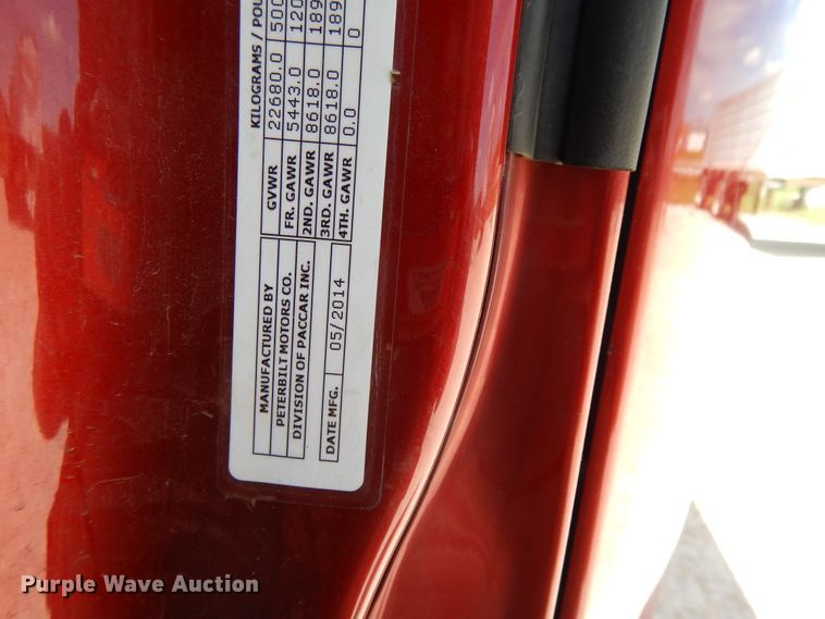 image for item DE5640 2015 Peterbilt 579 semi truck