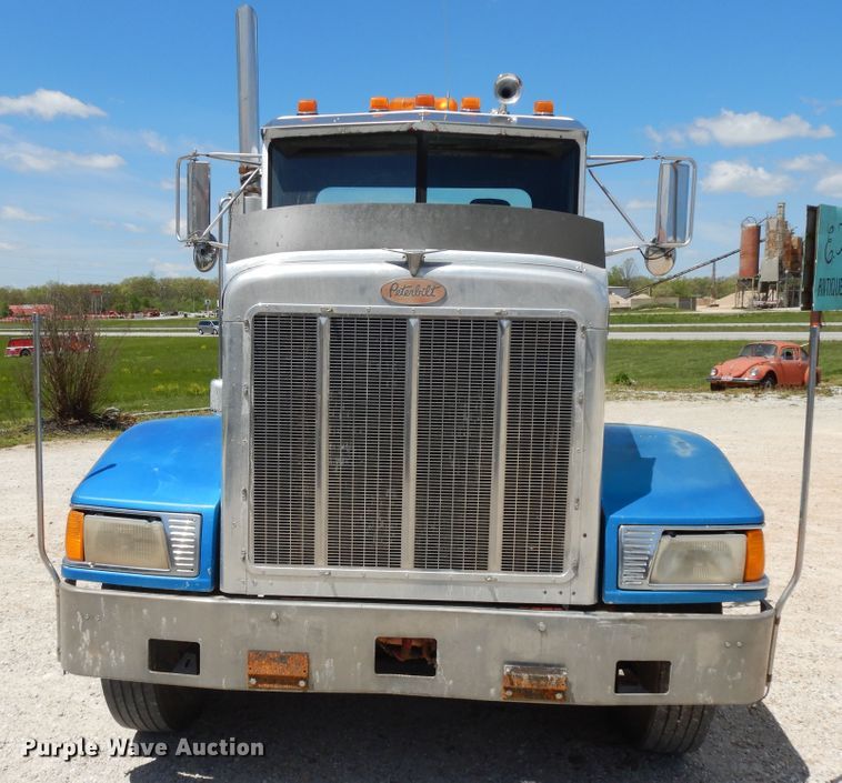 image for item DE5641 1995 Peterbilt 375 semi truck
