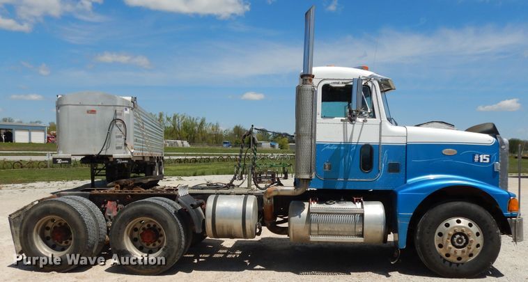 image for item DE5641 1995 Peterbilt 375 semi truck