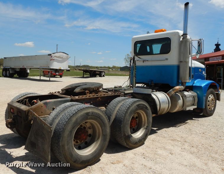 image for item DE5641 1995 Peterbilt 375 semi truck