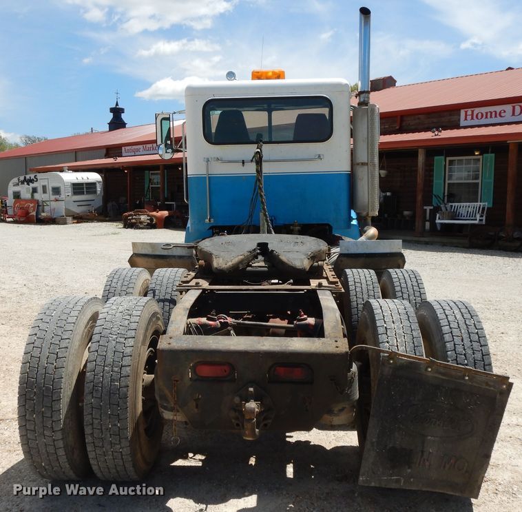 image for item DE5641 1995 Peterbilt 375 semi truck