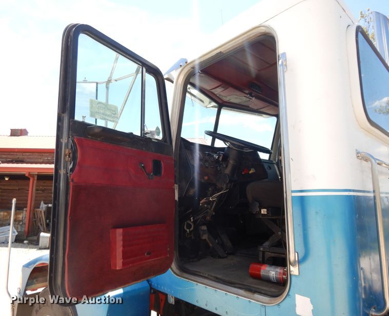 image for item DE5641 1995 Peterbilt 375 semi truck