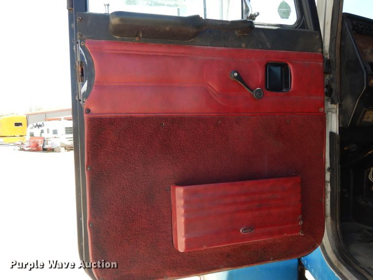 image for item DE5641 1995 Peterbilt 375 semi truck