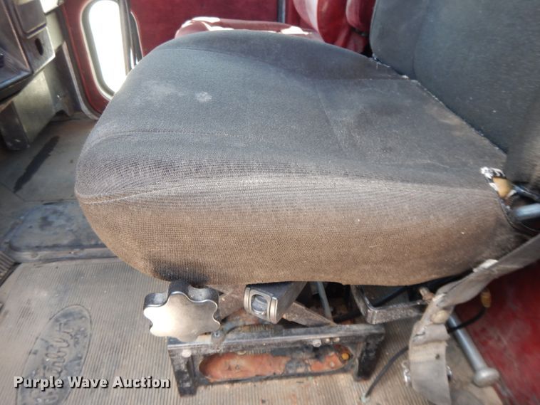 image for item DE5641 1995 Peterbilt 375 semi truck