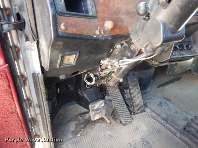 image for item DE5641 1995 Peterbilt 375 semi truck