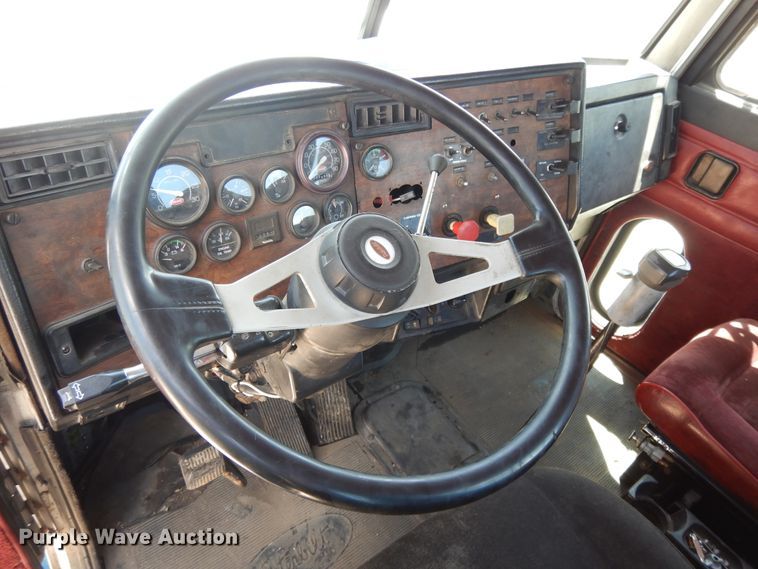 image for item DE5641 1995 Peterbilt 375 semi truck