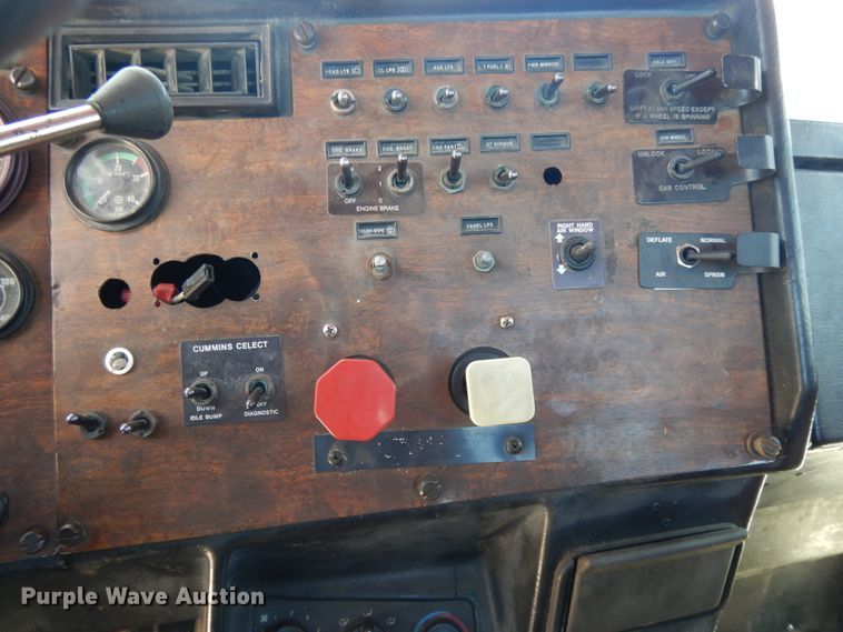 image for item DE5641 1995 Peterbilt 375 semi truck