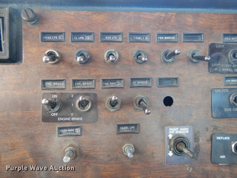 image for item DE5641 1995 Peterbilt 375 semi truck