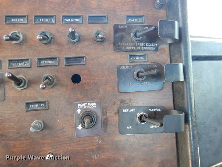 image for item DE5641 1995 Peterbilt 375 semi truck