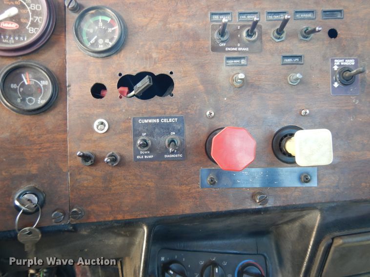 image for item DE5641 1995 Peterbilt 375 semi truck