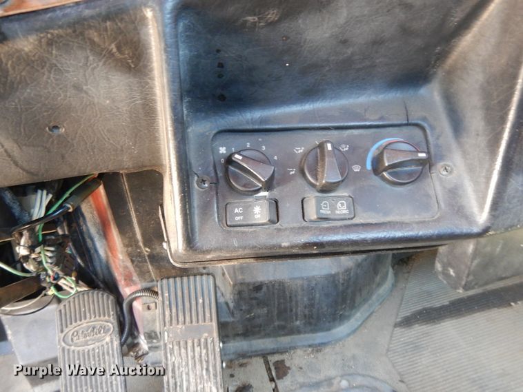 image for item DE5641 1995 Peterbilt 375 semi truck