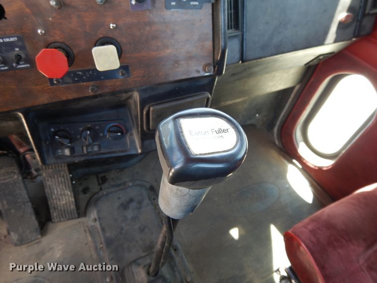 image for item DE5641 1995 Peterbilt 375 semi truck