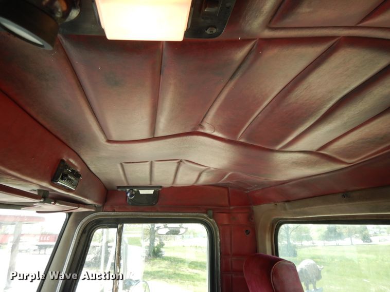 image for item DE5641 1995 Peterbilt 375 semi truck