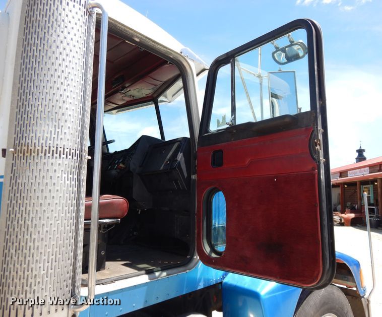 image for item DE5641 1995 Peterbilt 375 semi truck