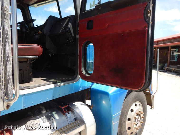 image for item DE5641 1995 Peterbilt 375 semi truck