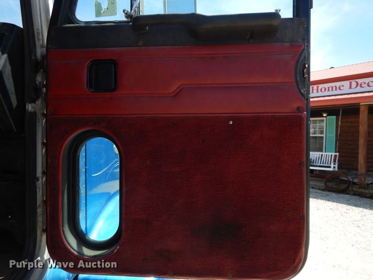 image for item DE5641 1995 Peterbilt 375 semi truck