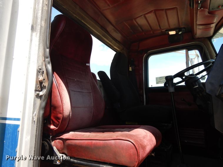 image for item DE5641 1995 Peterbilt 375 semi truck