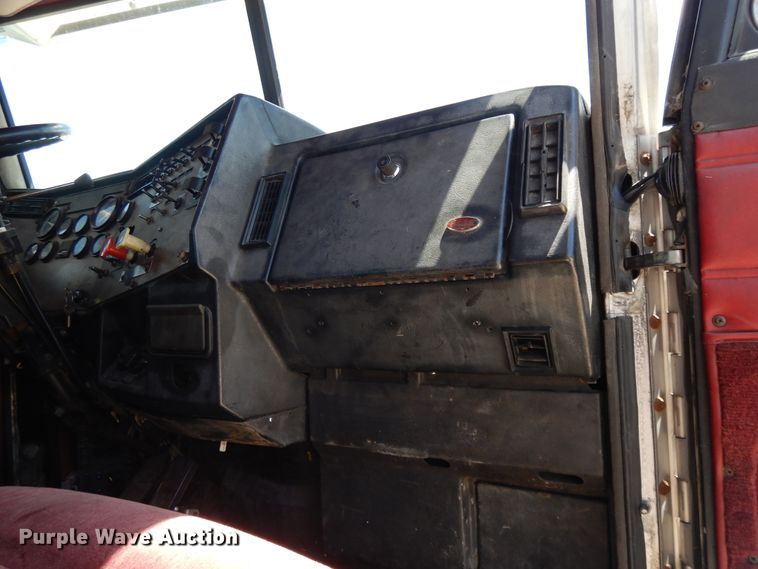 image for item DE5641 1995 Peterbilt 375 semi truck