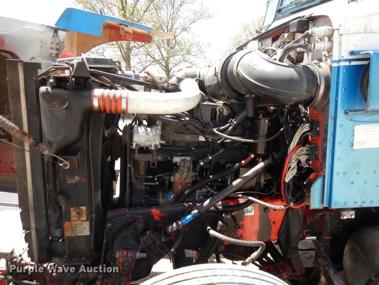 image for item DE5641 1995 Peterbilt 375 semi truck