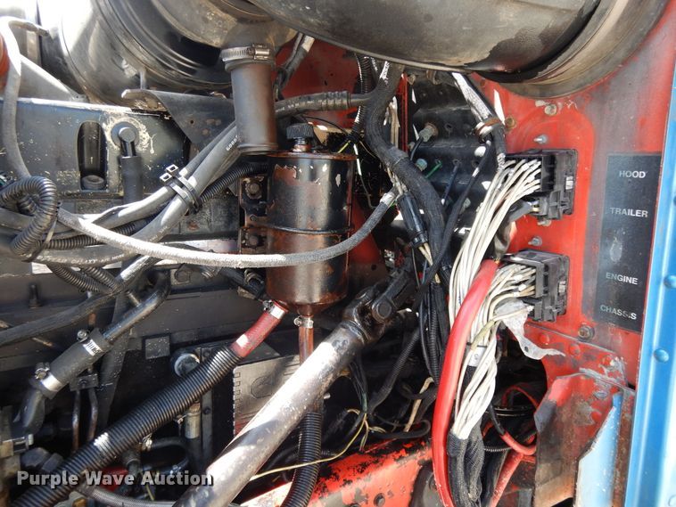 image for item DE5641 1995 Peterbilt 375 semi truck