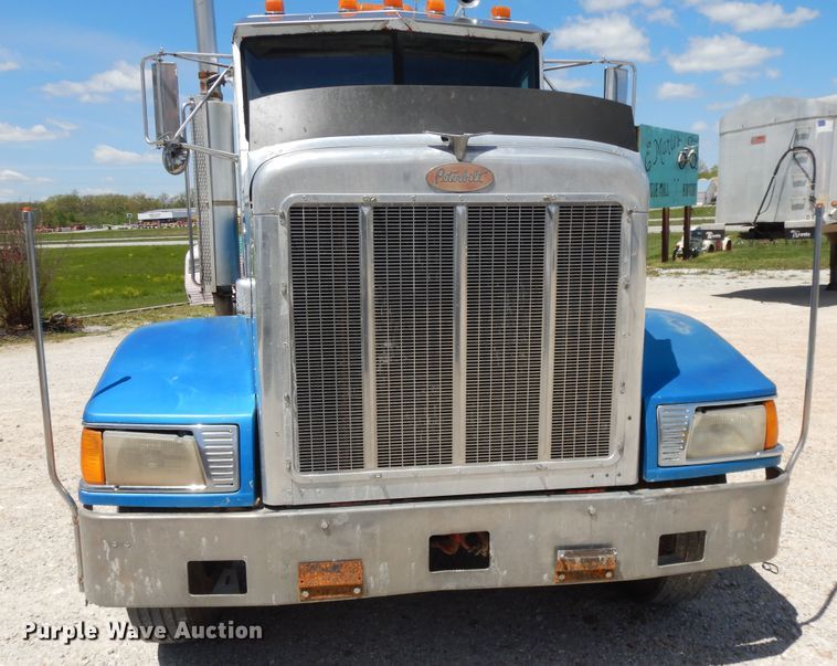 image for item DE5641 1995 Peterbilt 375 semi truck