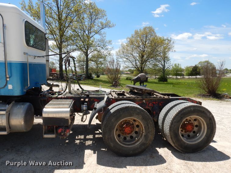 image for item DE5641 1995 Peterbilt 375 semi truck