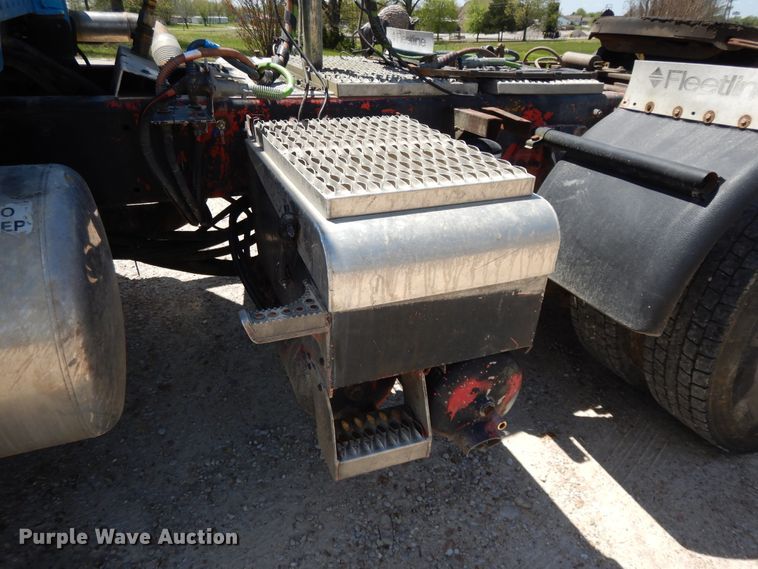 image for item DE5641 1995 Peterbilt 375 semi truck