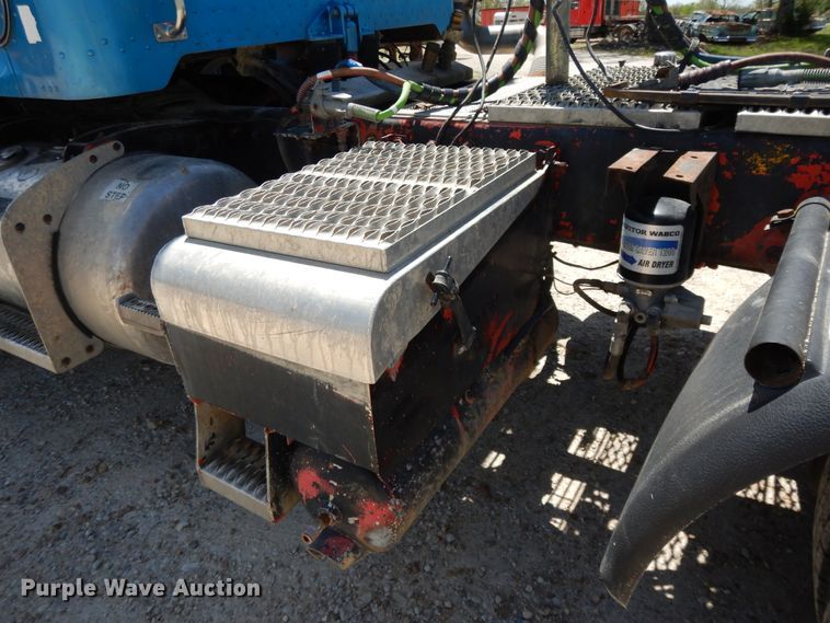 image for item DE5641 1995 Peterbilt 375 semi truck