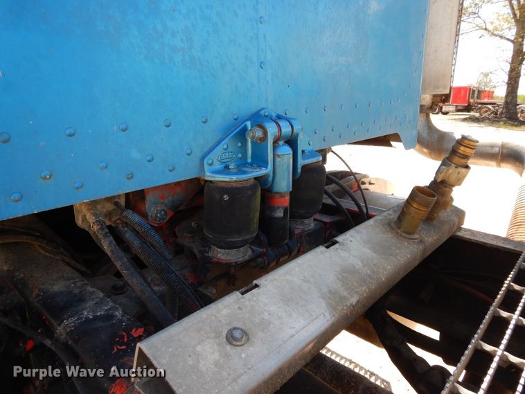 image for item DE5641 1995 Peterbilt 375 semi truck