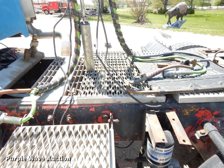 image for item DE5641 1995 Peterbilt 375 semi truck