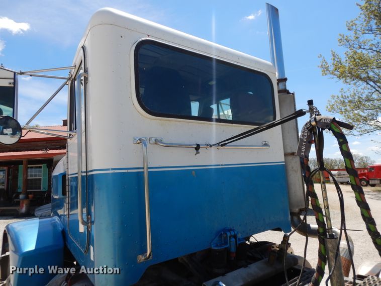 image for item DE5641 1995 Peterbilt 375 semi truck