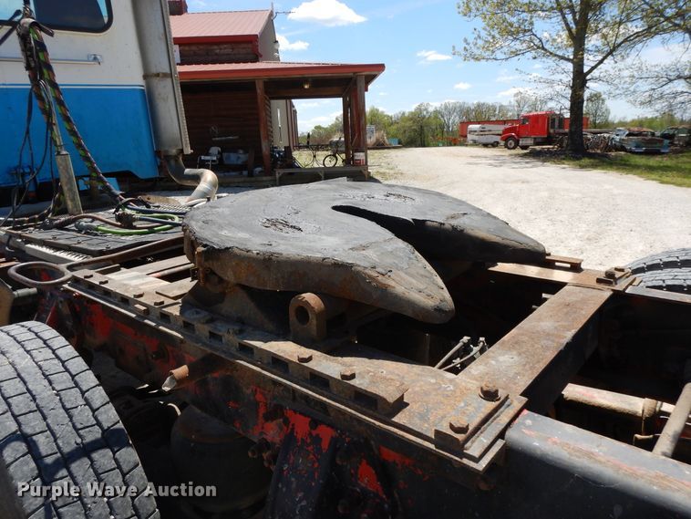 image for item DE5641 1995 Peterbilt 375 semi truck