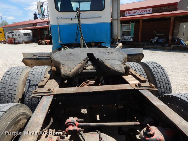 image for item DE5641 1995 Peterbilt 375 semi truck