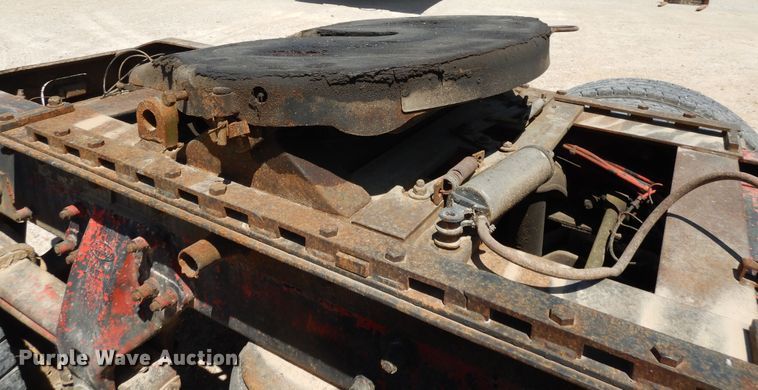 image for item DE5641 1995 Peterbilt 375 semi truck