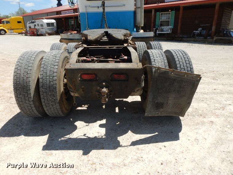 image for item DE5641 1995 Peterbilt 375 semi truck