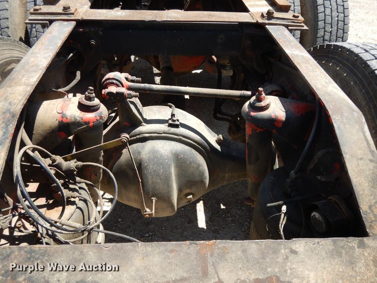 image for item DE5641 1995 Peterbilt 375 semi truck