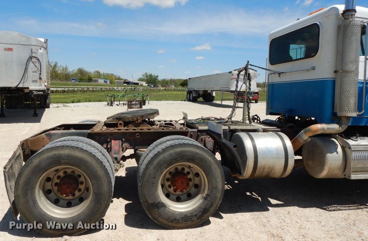 image for item DE5641 1995 Peterbilt 375 semi truck