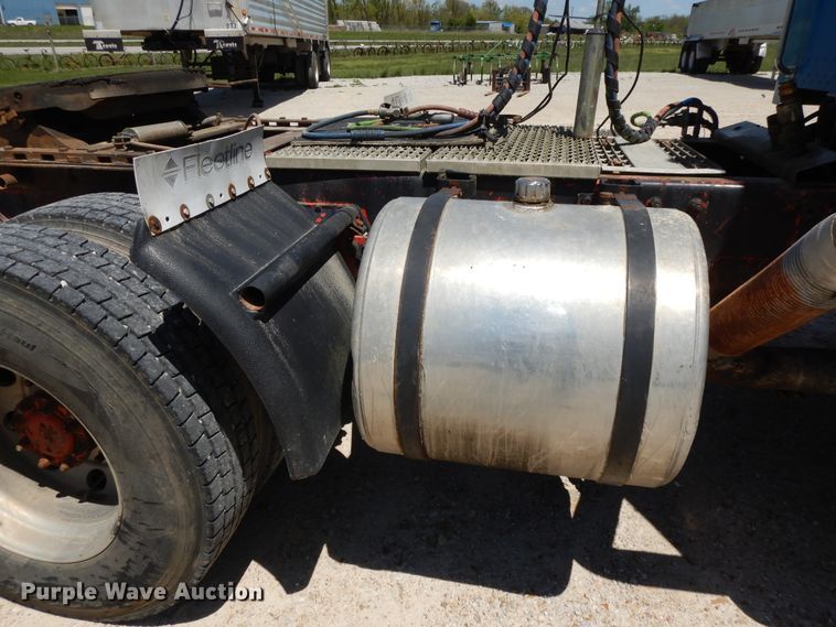 image for item DE5641 1995 Peterbilt 375 semi truck