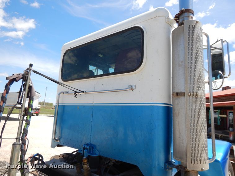 image for item DE5641 1995 Peterbilt 375 semi truck