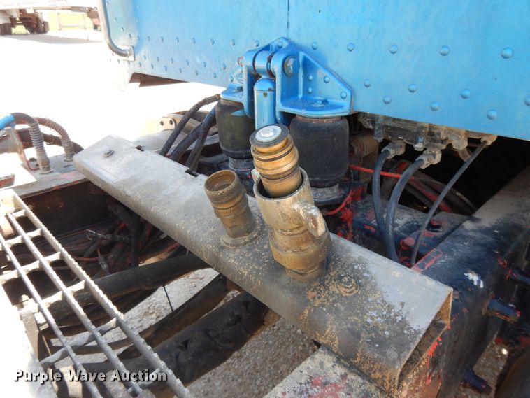 image for item DE5641 1995 Peterbilt 375 semi truck