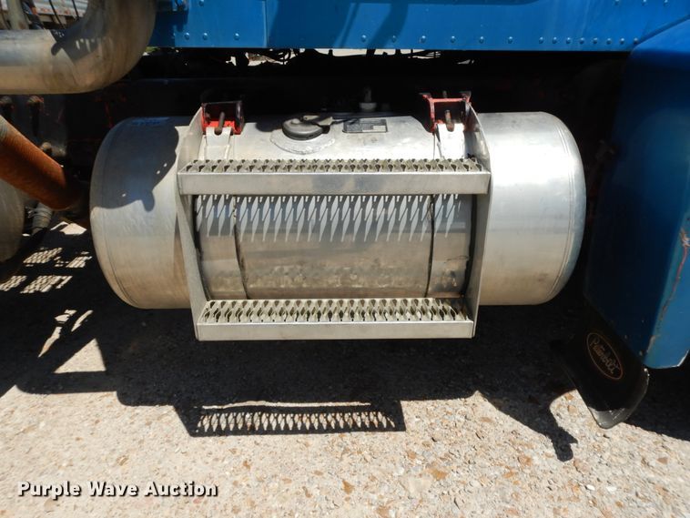 image for item DE5641 1995 Peterbilt 375 semi truck