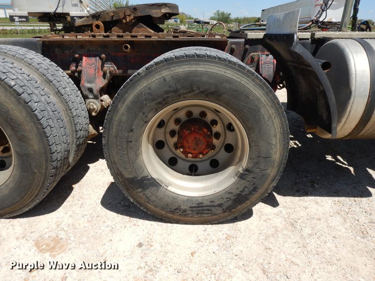 image for item DE5641 1995 Peterbilt 375 semi truck