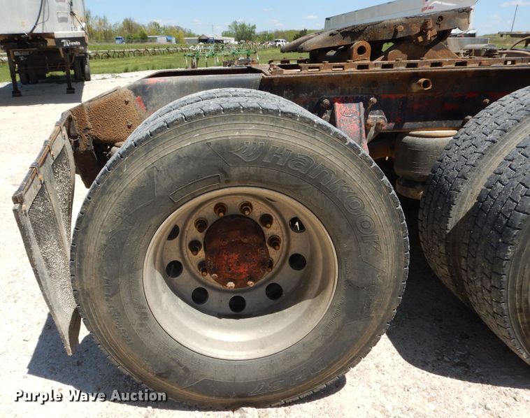 image for item DE5641 1995 Peterbilt 375 semi truck