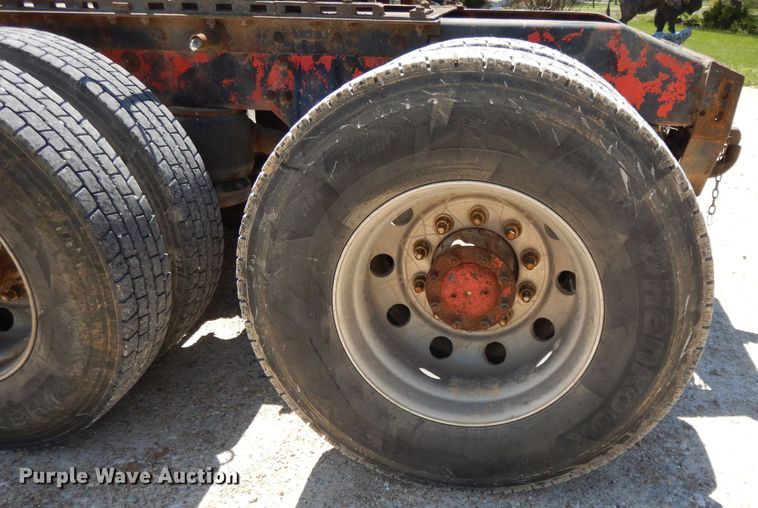 image for item DE5641 1995 Peterbilt 375 semi truck