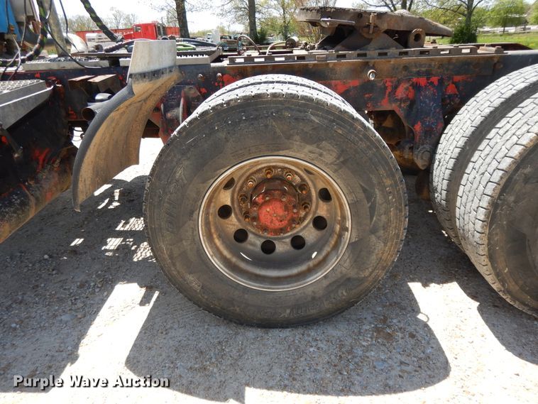 image for item DE5641 1995 Peterbilt 375 semi truck