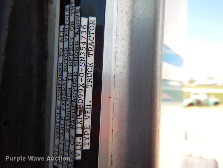 image for item DE5641 1995 Peterbilt 375 semi truck